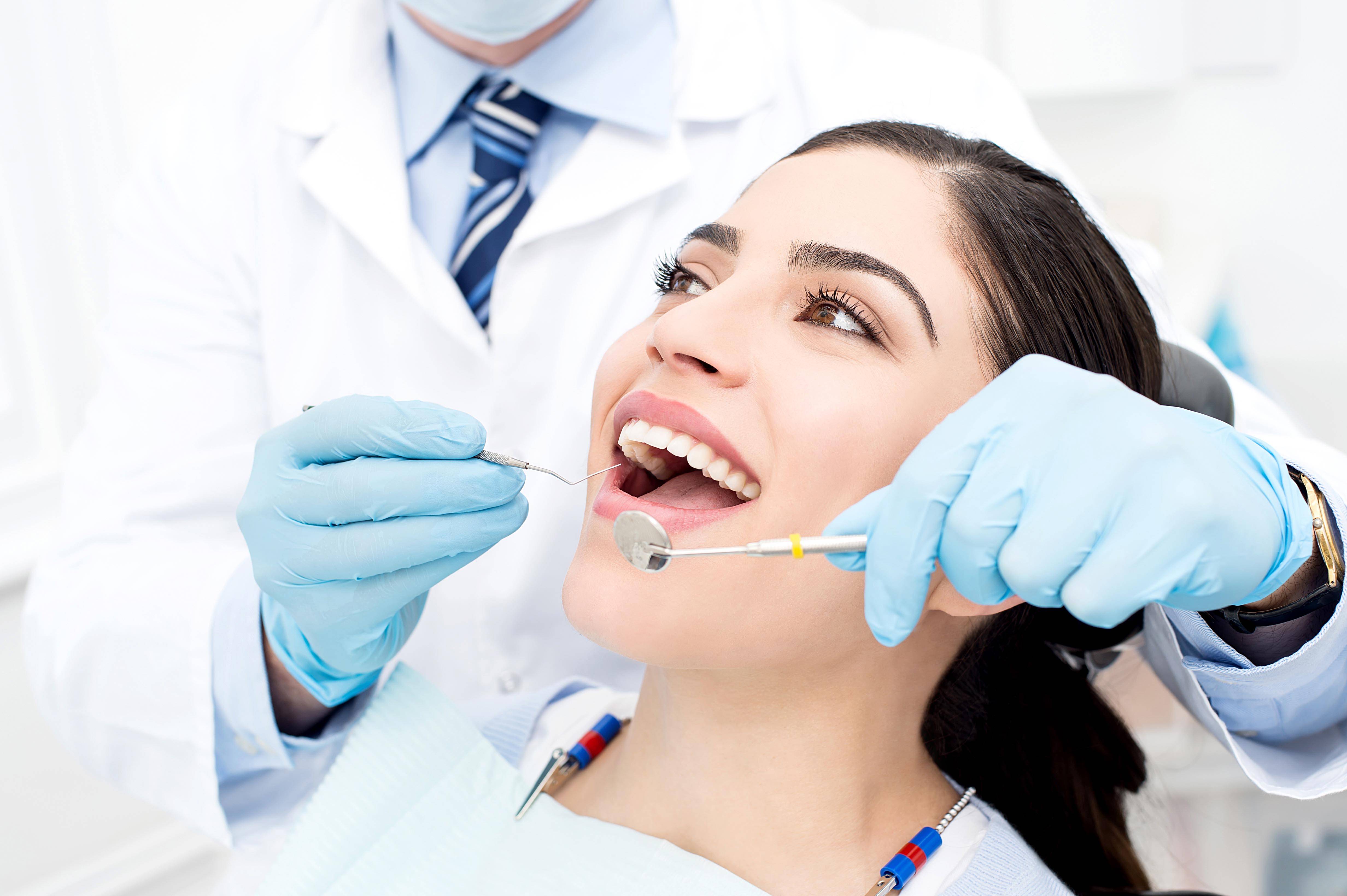 Quality up. Стоматолог. Зубы стоматолог. Стоматология фон. Сайт стоматологии.